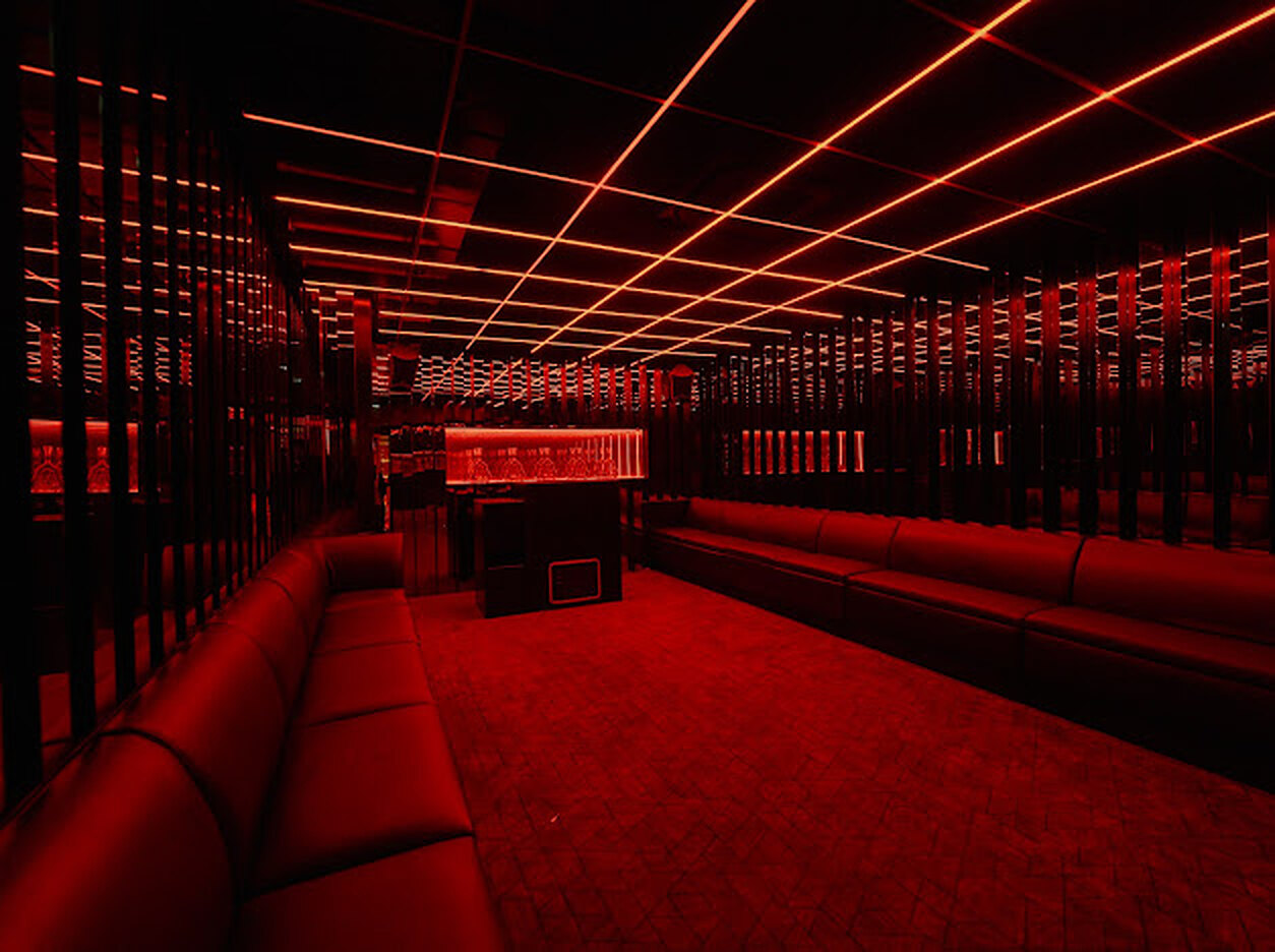Le Cova Backdoor — jeux de lumière du salon privé