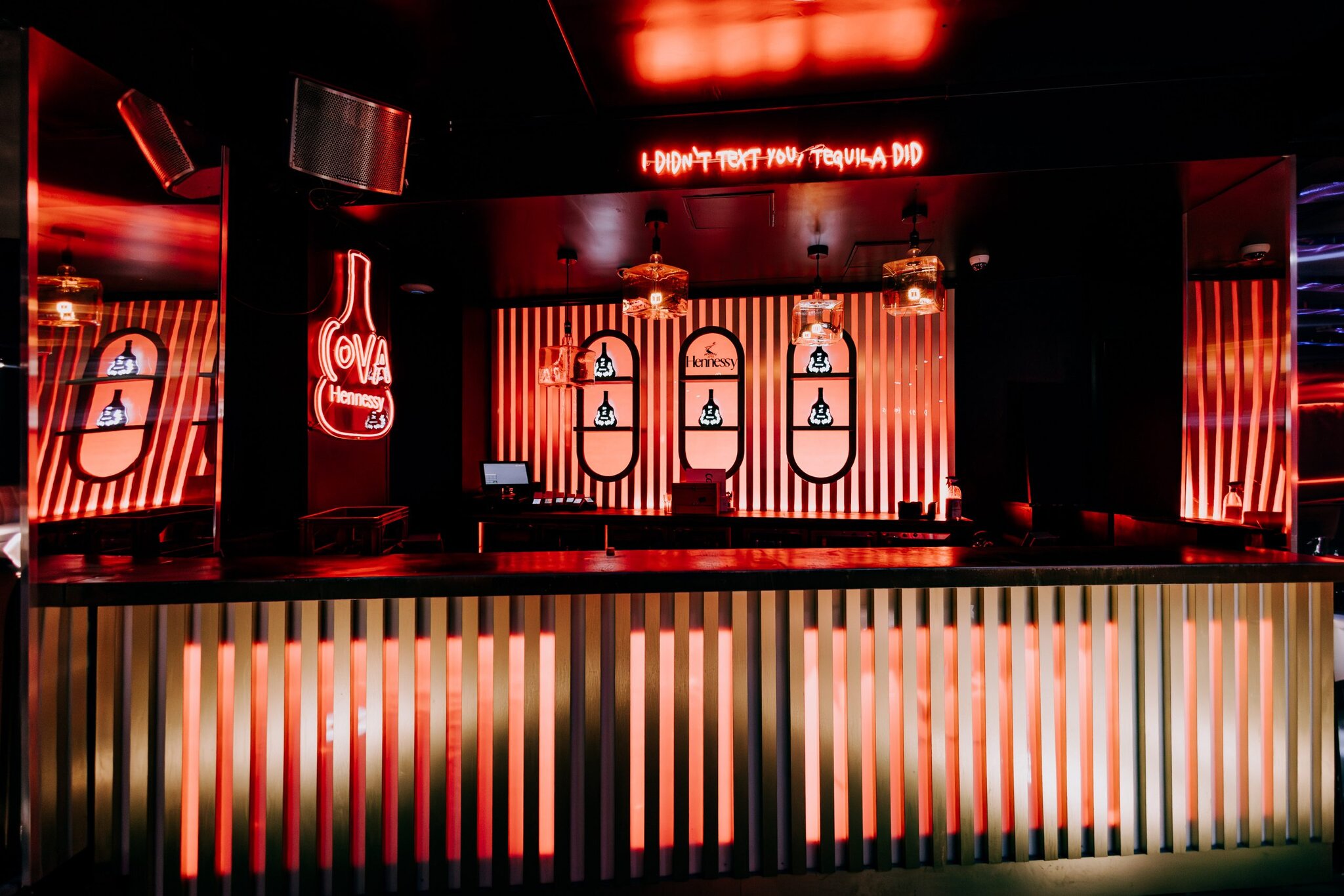 Le Cova — le bar rétroéclairé de la grande salle