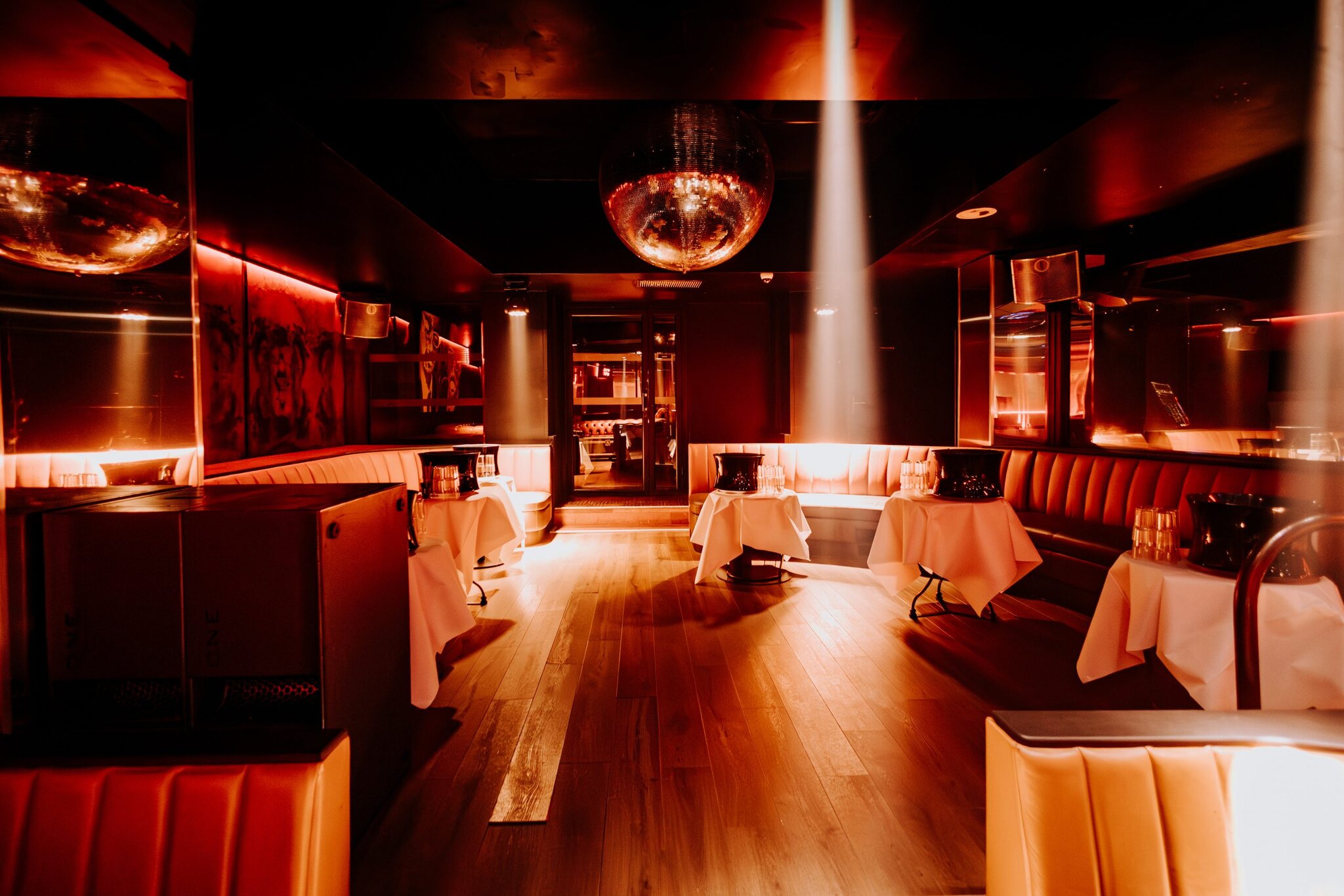 Le Cova — détail du bar et de la verrière lumineuse