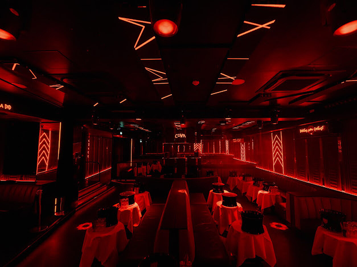 Le Cova — vue d'ensemble de la salle aux LED rouges