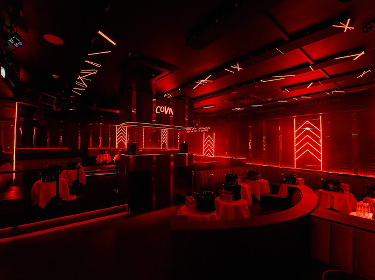 Le Cova — la salle en configuration dîner