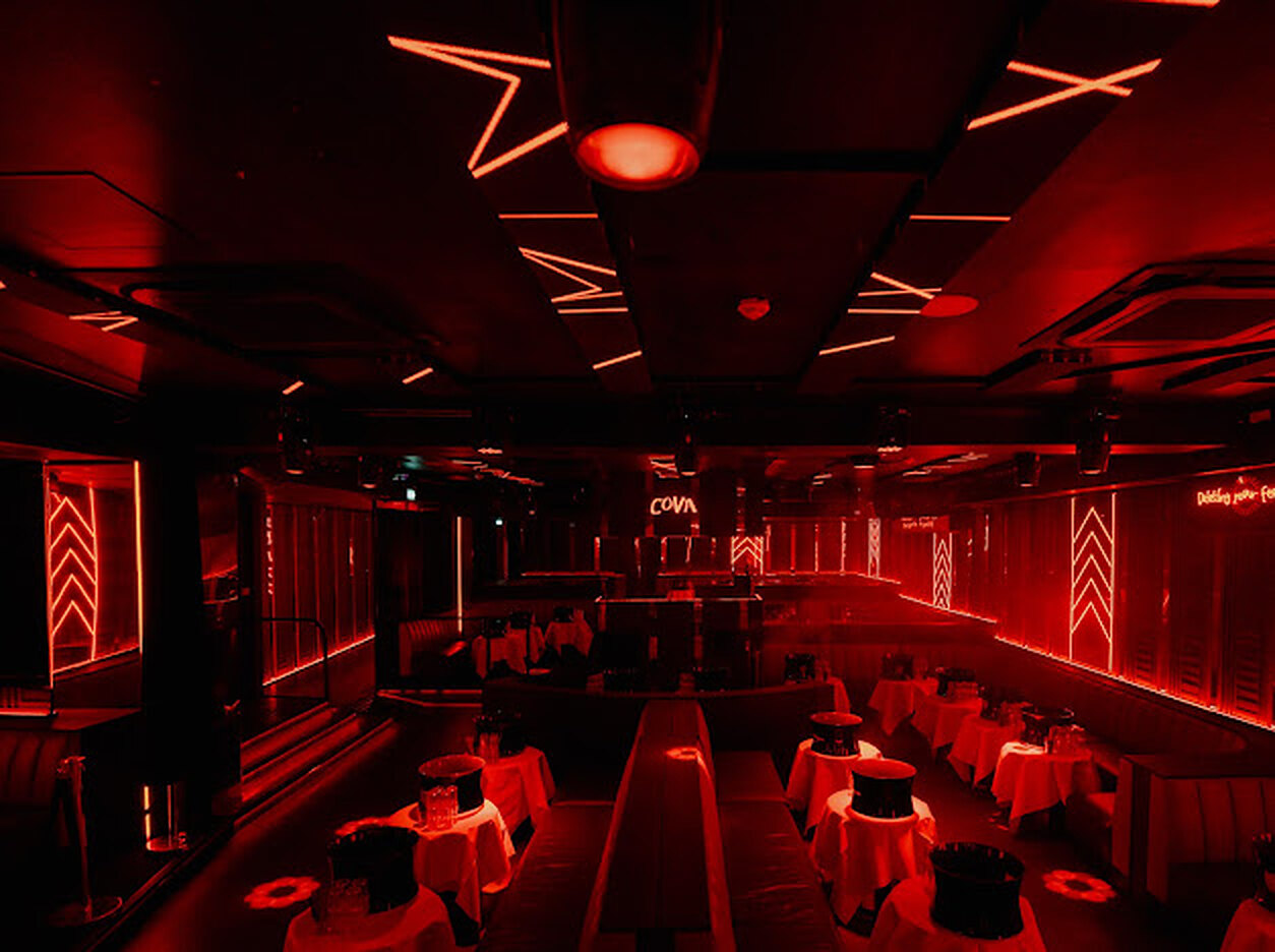 Le Cova — banquettes et chevrons lumineux