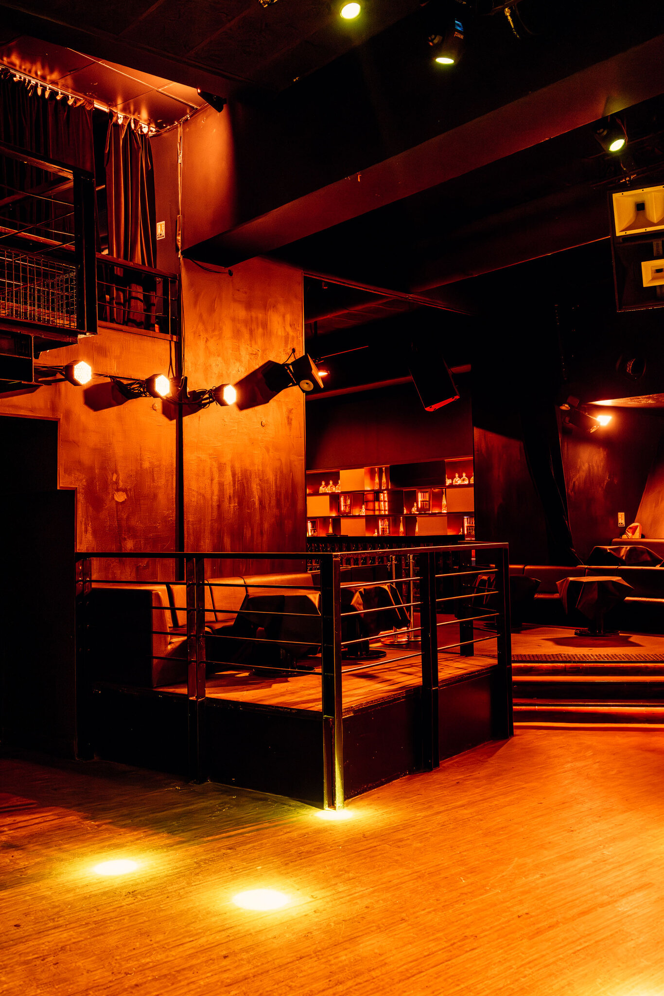 Le Gate Club — espace lounge et banquettes