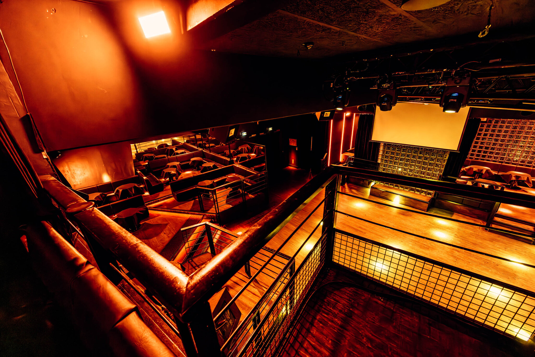 Le Gate Club — mezzanine sur la piste