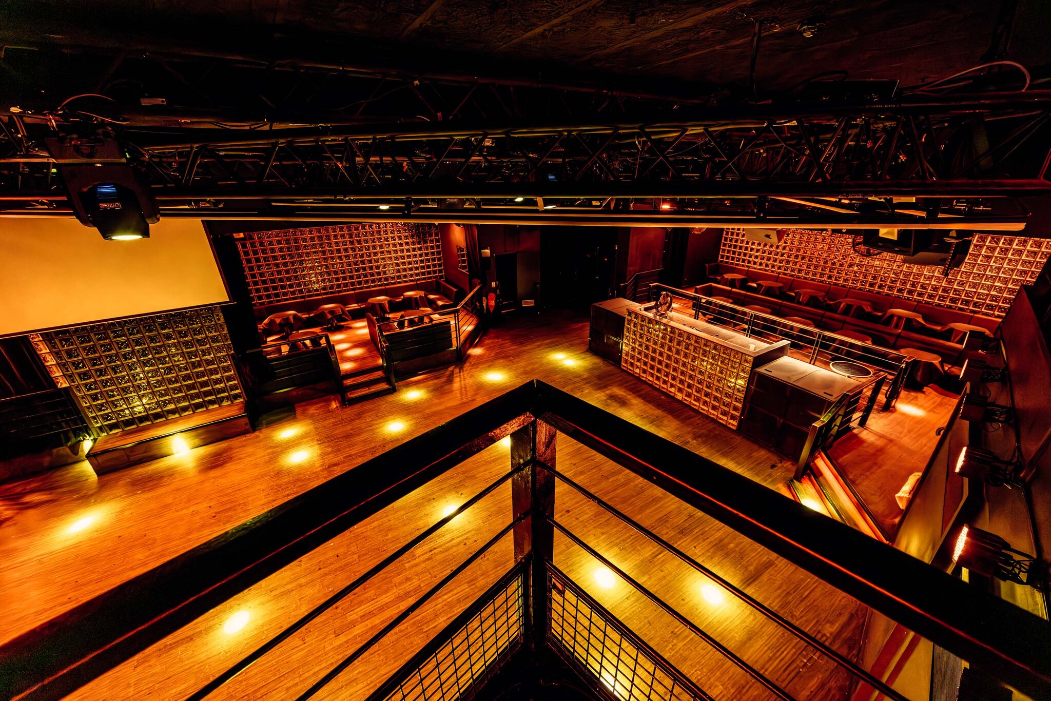 Le Gate Club — bar habillé de pavés de verre