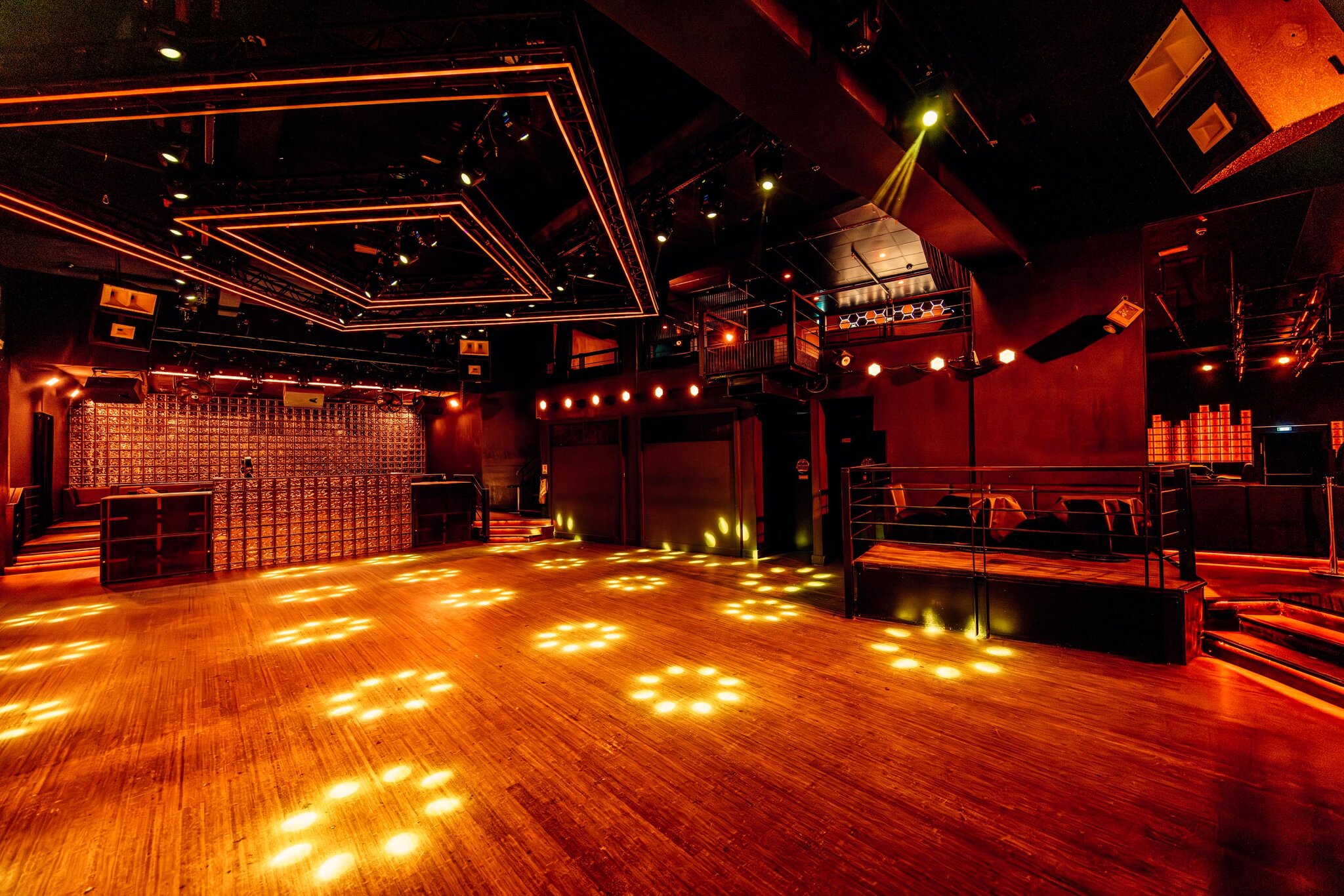 Le Gate Club — volumes et hauteur sous plafond