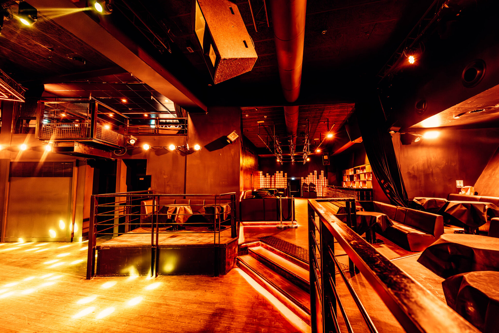 Le Gate Club — vue générale illuminée
