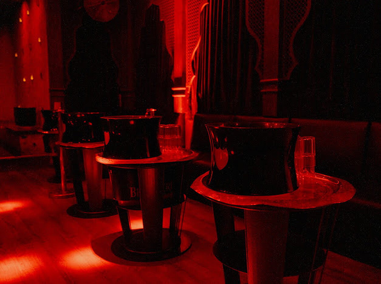 Le Mirage — alcôves intimistes et tables basses