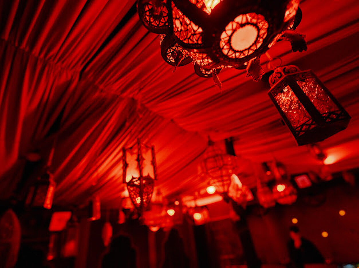 Le Mirage — arches et rideaux du décor immersif