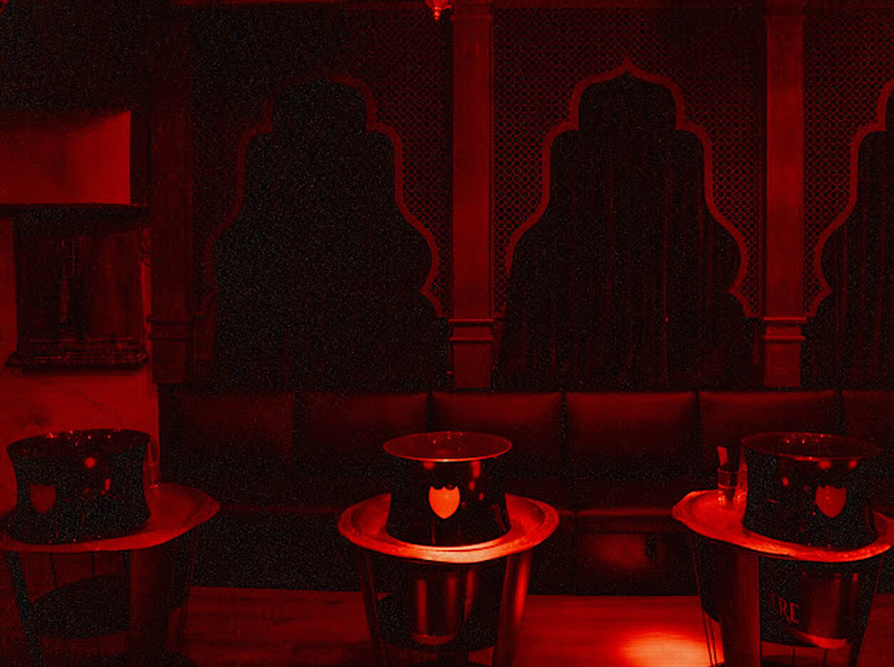Le Mirage — détail des motifs muraux mystérieux