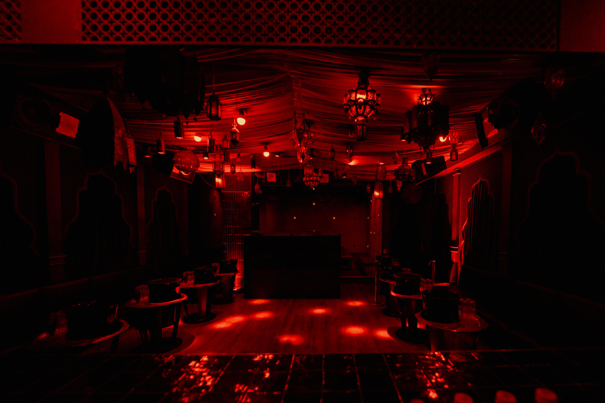 Le Mirage — ambiance de soirée dans le décor immersif