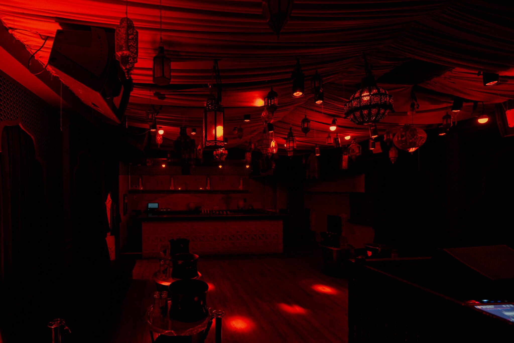 Le Mirage — le bar et la salle dans la pénombre rouge