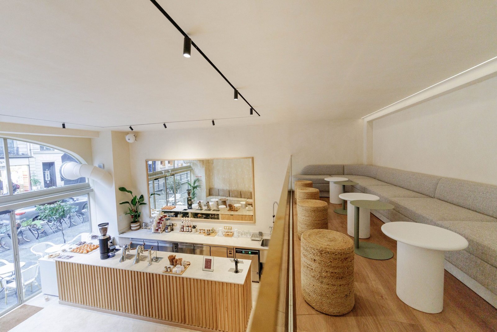 Show You Paris — la mezzanine du coffee shop et ses banquettes