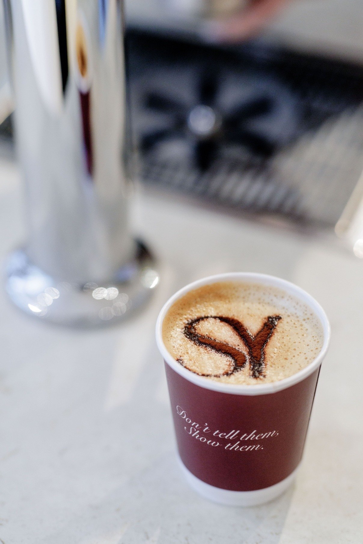 Show You Paris — café signature servi au comptoir