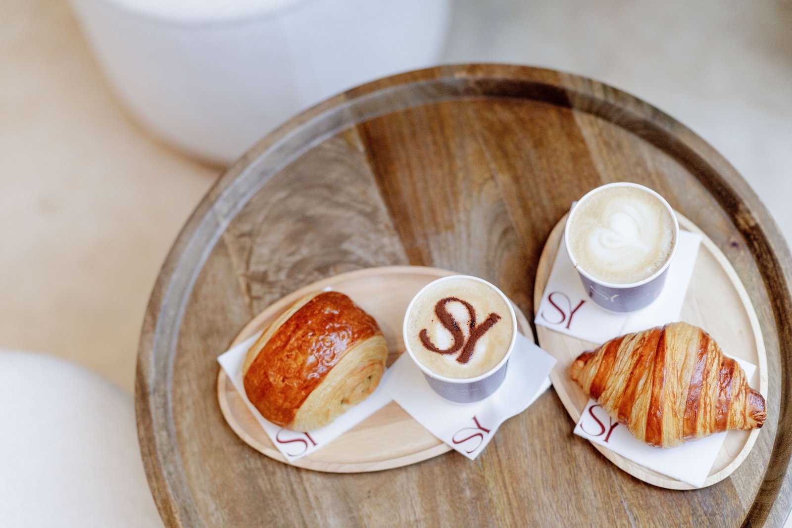 Show You Paris — croissant et café de spécialité