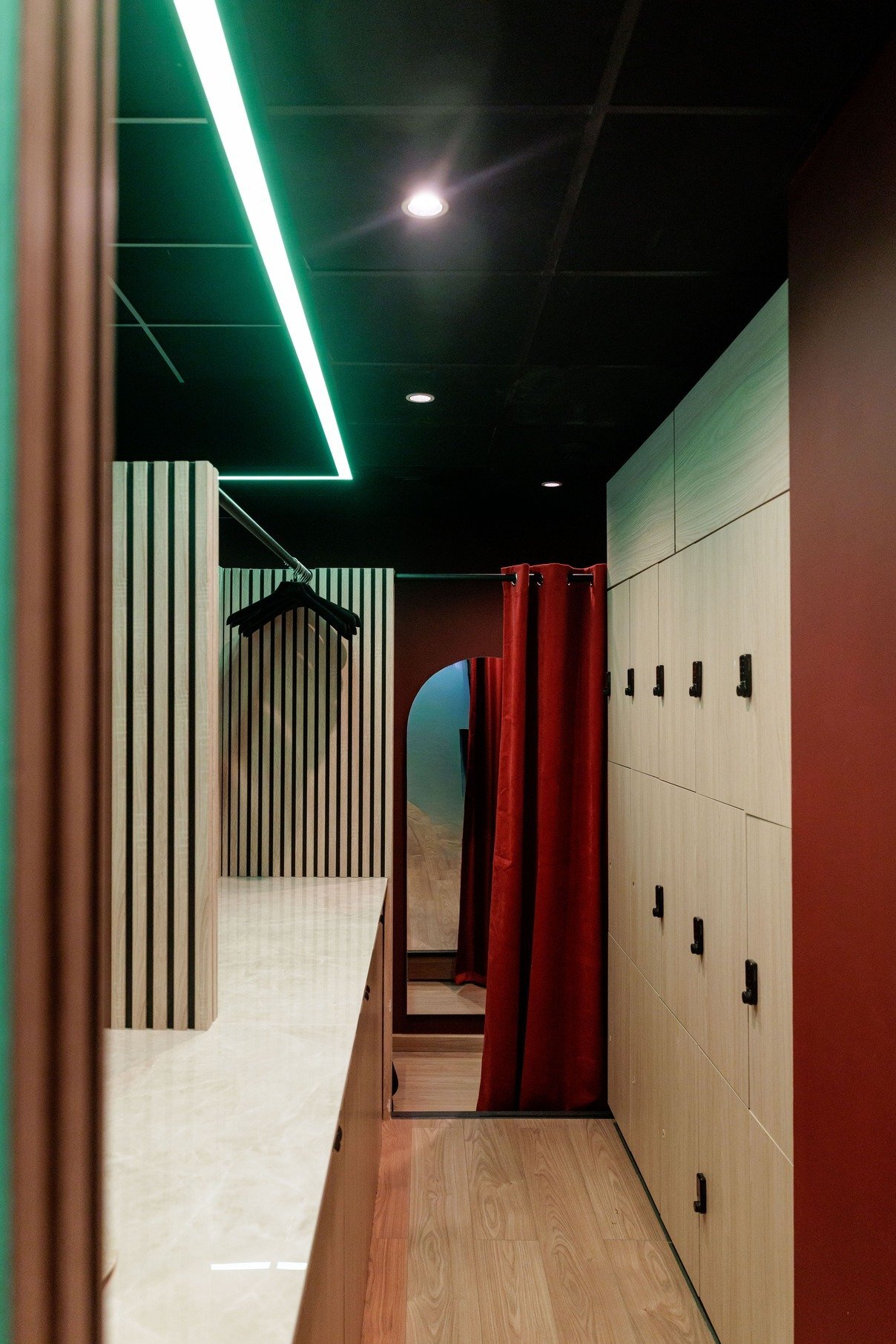 Show You Paris — rangements des vestiaires