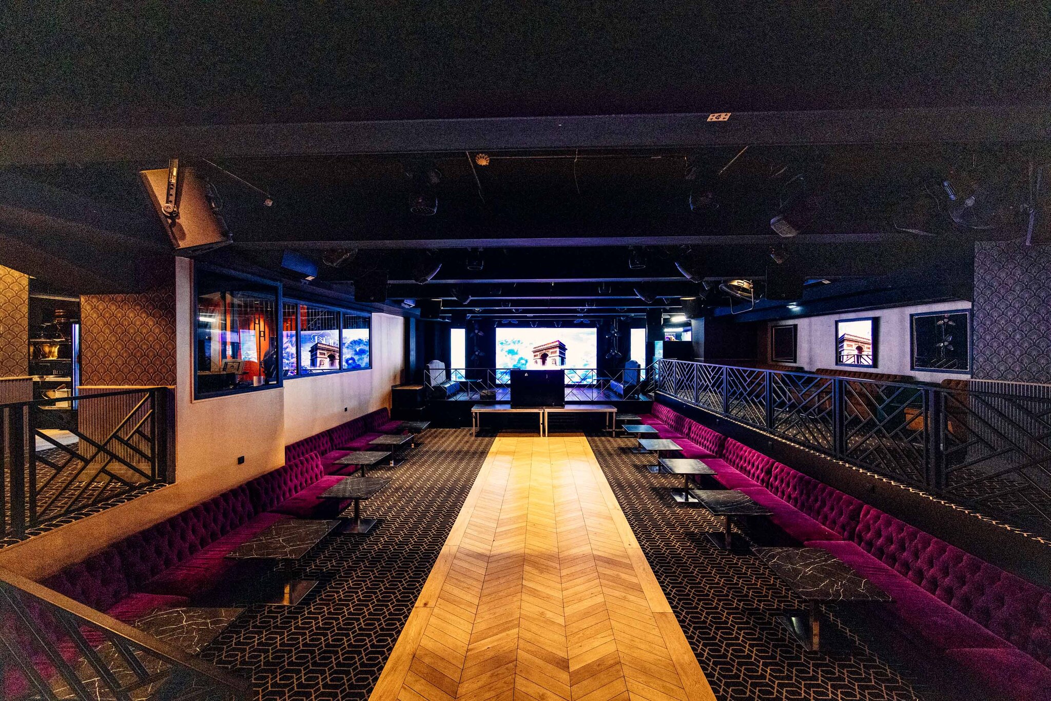 Le Pavillon Tilsitt — banquettes capitonnées
